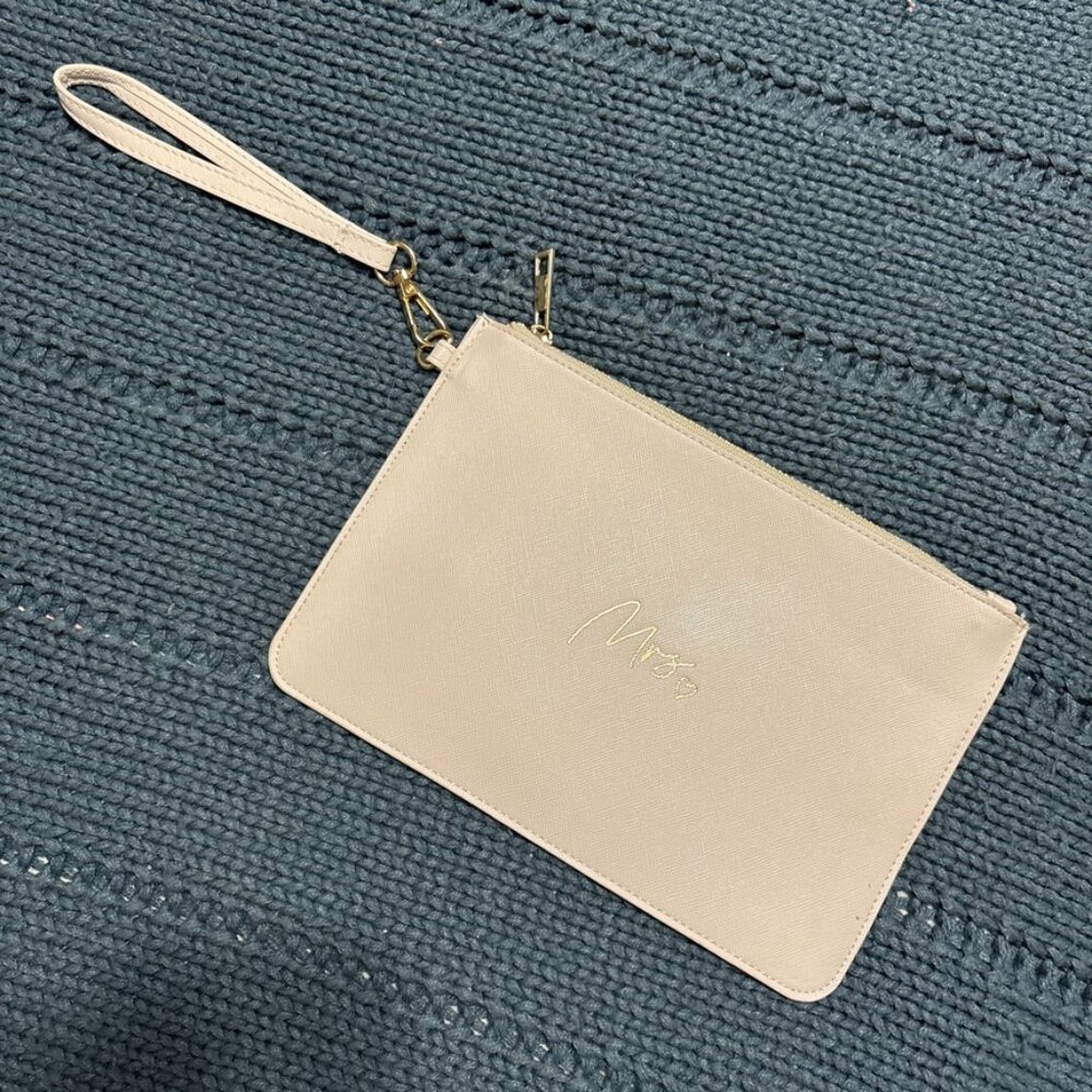 5/$10🌟 | Mrs Wristlet